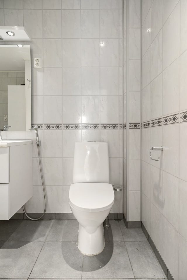 Boligen har bad i begge etasjer, noe som gir en praktisk og funksjonell løsning i hverdagen.
