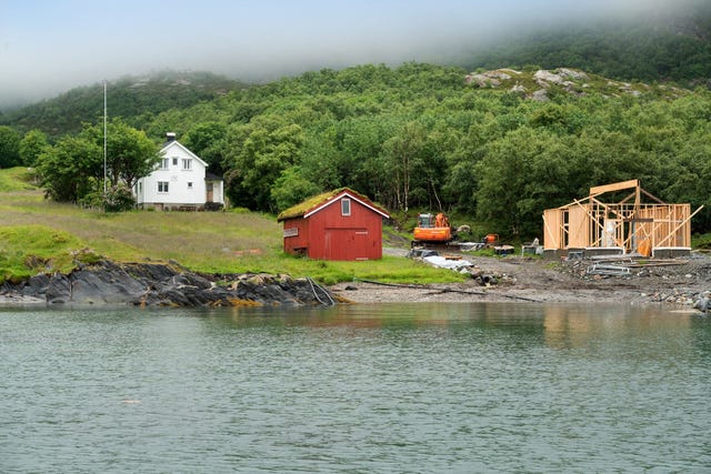 Denne fritidsboligen fra 1956 ligger idyllisk til med nærhet til sjø og flotte
friluftsmuligheter. Her er plass til hele familien da det er 4 soverom. I
tillegg naust.