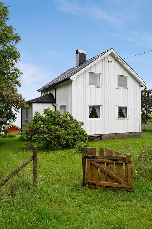 Fritidsboligen har et bruksareal på 124 m² fordelt på tre etasjer: 1. etasje med entré, stue, kjøkken og toalettrom; loft med fire soverom og gang; samt kjeller med bad og tre uinnredede rom.