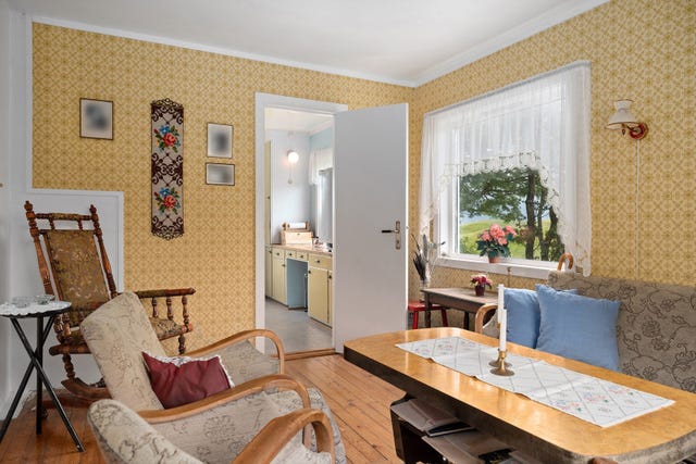 Videre inn kommer man inn til en koselig todelt stue med plass til sofakrok og
spisestuemøblement.