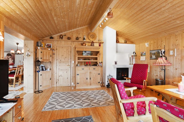 Her er det montert peis med innsats. Denne gir både varme og hygge.