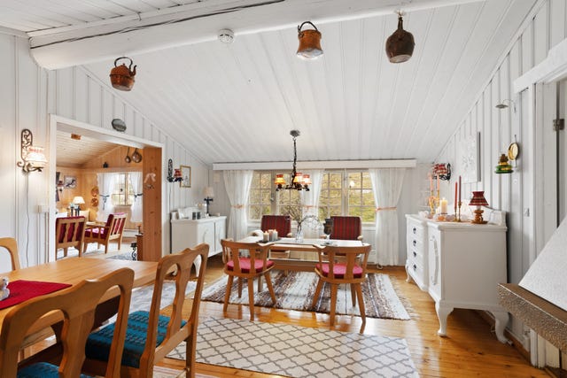 Store vinduer slipper inn godt med lys.
