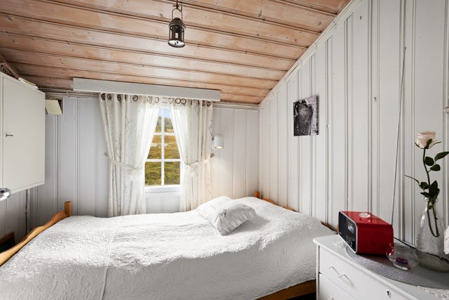 Soverom malt i lyse, fine farger. Her er det plassert dobbeltseng.