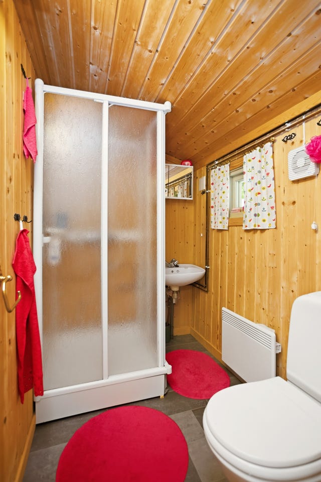 Fra entréen har man tilgang til badet. Det er ikke stort, men inneholder det man trenger.