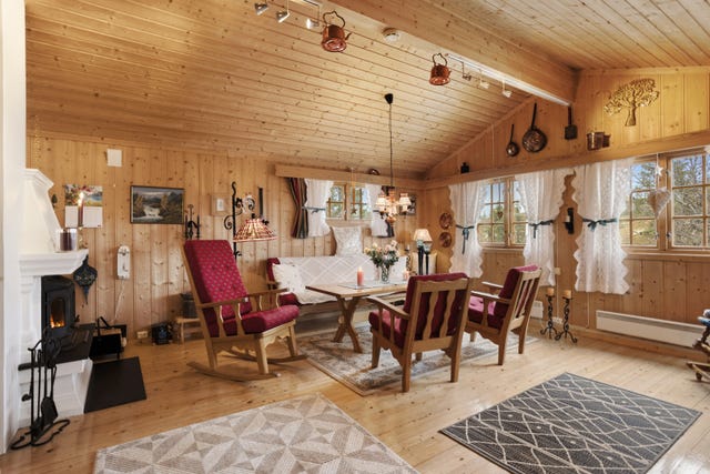 Stuen har store vindusflater som slipper inn masse naturlig lys.