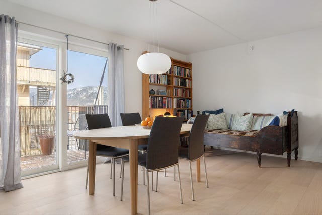 Her bor du komfortabelt i en lys og luftig bolig med gode kvaliteter og en gjennomtenkt planløsning.