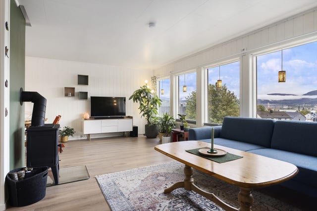 Velkommen inn i ei lys og koselig stue med store vindu som gir godt med lysinnslipp og viser den flotte utsikten fra eiendommen.