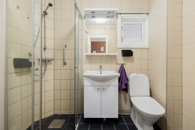 Badet har flislagte vegger og gulv. Varmekabler i gulvet. Fuktstyrt vifte montert på vegg. Det er eget vaskerom i sokkeletasjen. Tidligere eier opplyste at badet ble oppusset året 2013.
