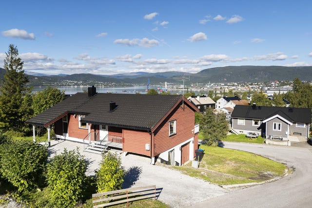 Eiendommen ligger fint til med svært gode utsiktsforhold.