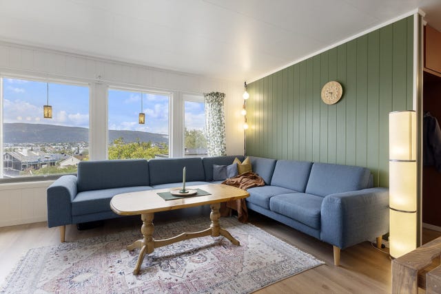 I stue er det god plass for sofamøblemang og mange gjester på besøk. Det er ordnet for uttak til tv på to av stuevegger.