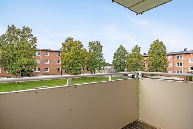 Fra stuen er det utgang til en hyggelig balkong med utsyn mot borettslagets grønne fellesområder - et flott sted å nyte morgenkaffen eller lange sommerdager.