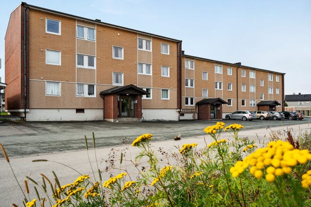 Leiligheten ligger attraktivt til i byggets 2. etasje, en plassering som gir en luftig romfølelse, godt lysinnslipp og hyggelig utsyn, samtidig som adkomsten er enkel og praktisk.