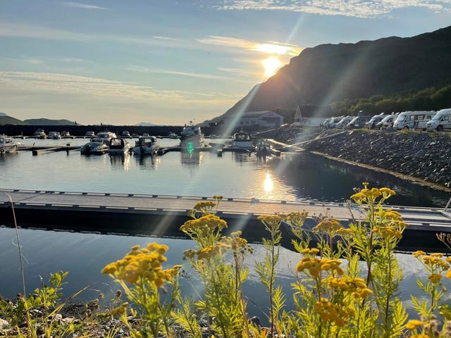 Stedet er omringet av øysamfunn og fiskevær og ligger lunt til på ei halvøy på en "liten avstikker" fra kystriksvegen (Fv.17) mellom Nesna/ Stokkvågen og Bodø. Her har du den koselige nærbutikken Joker og småbåthamn som nylig er bygd.