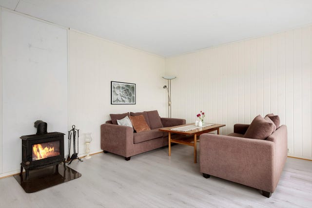 Hver av stuene har vedovn for komfort og hygge i den kalde årstiden.