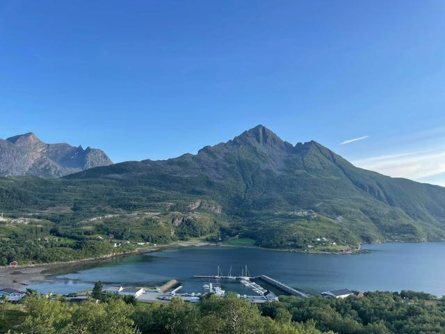 Eiendommen ligger i Kvina ca. 93 km vest for Mo i Rana. Kvina er ei lita kystbygd som ligger vakkert til på Helgelandskystens innland i Lurøy kommune.