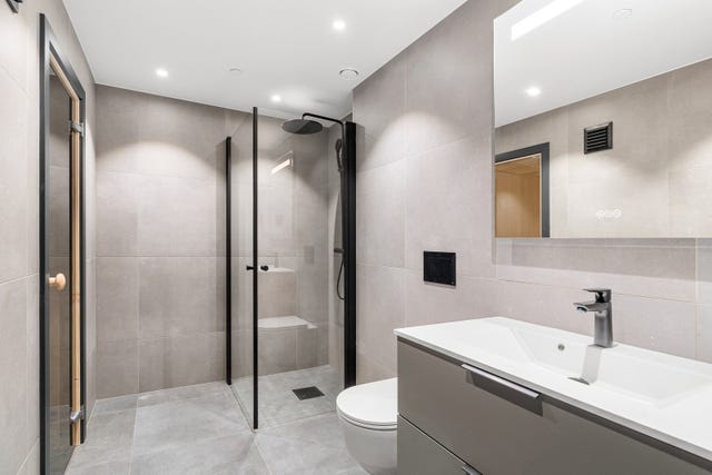 Badet har dusjnisje, vegghengt wc, servant med oppbevaring og inngang til badstue. Plass til vaskemaskin og tørketrommel i egen nisje.