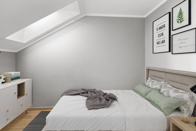 Leiligheten har to soverom. Det er plass til familiekøye eller andre køyesengeløsninger. Møbler er redigert inn og gjenspeiler ikke virkelig