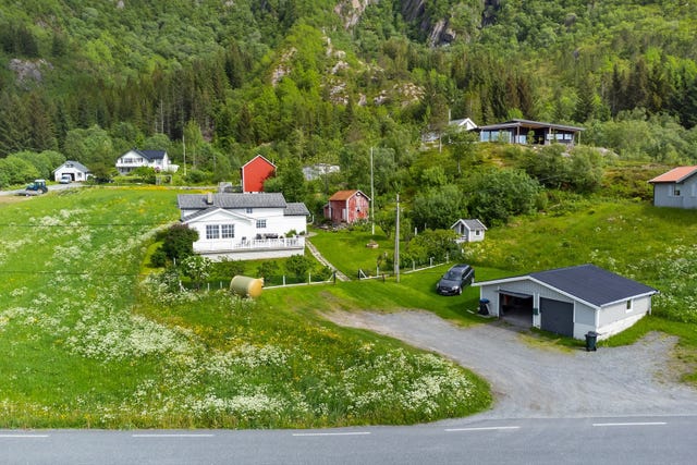 Opparbeidet boligtomt med plenarealer, beplantning som eple,-plomme, moreller,-rips og -solbærtrær/ busker, hagearealer og gangsti med heller frem til inngang. Det er etablert terrasse/ uteplass ved boligen.