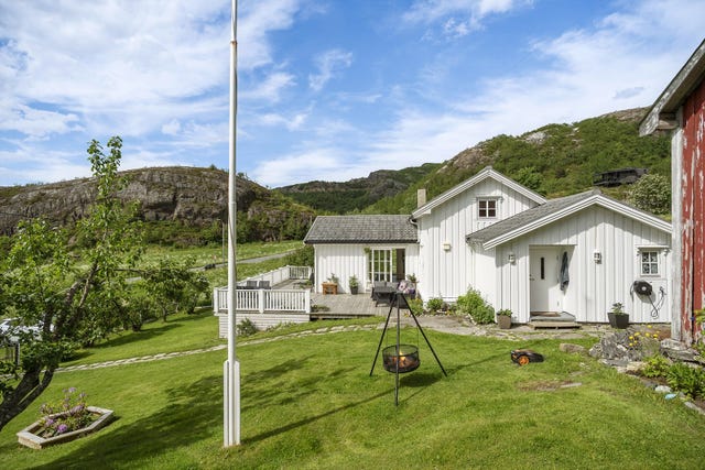 Eiendommen ligger på Tonnes, en liten kystbygd på Helgelandskysten, kalt verdens vakreste kyst, i Lurøy kommune, ca. 11 mil vest for Mo i Rana.