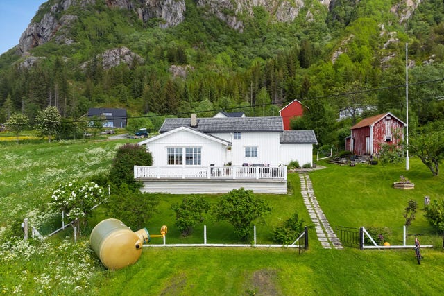 Eldre enebolig som er blitt modernisert utvendig og delvis innvendig - men beholder likevel noe av den gode gamle sjarmen med lav takhøyde og synlige takåser i kjøkkendel, selv om overflatene er blitt mere moderne.
