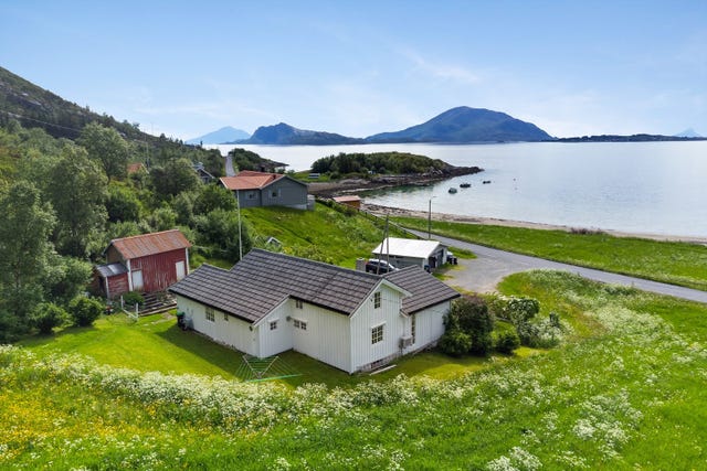 Breivika ved Tonnes - Tonnesveien 217. Eldre enebolig med utebod.
