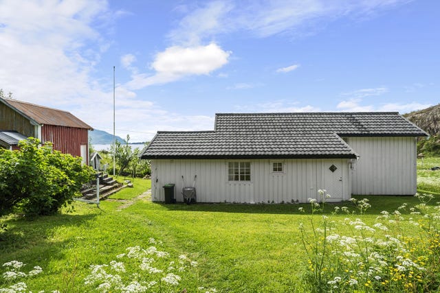 Opparbeidet boligtomt med plenarealer, beplantning som eple,-plomme, moreller,-rips og -solbærtrær/ busker, hagearealer og gangsti med heller frem til inngang. Det er etablert terrasse/ uteplass ved boligen.