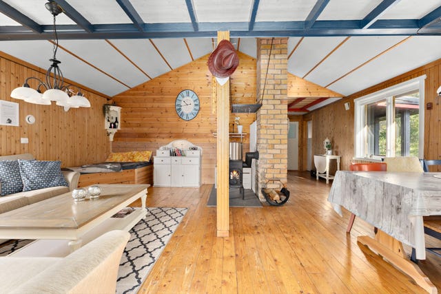 Her kan familien spille Ludo ved spisestuen eller kose seg med en god bok med peisknittring i den andre delen av stua.