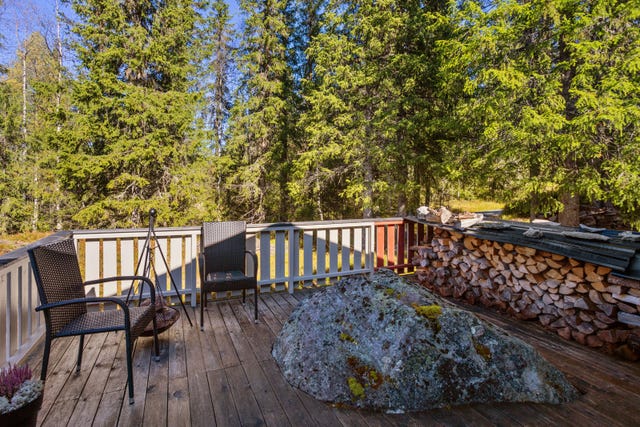 Stor nordvendt terrasse ved entréen