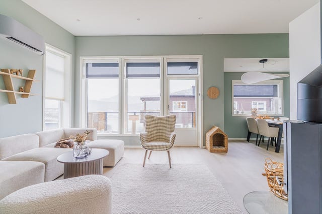 Stuen er lys og moderne med åpen løsning mot kjøkkenet. Adkomst til altan på ca. 11 m2 med rekkverk i glass.