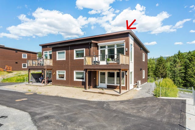 Etter disse bildene ble tatt har resten av området blitt asfaltert, inkl. gangvei fra innkjørsel, baksiden til inngangspartiet og inni carport. Foran terrassene har det blitt sådd inn plen.