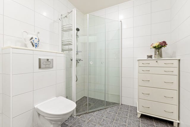 Borettslaget består av totalt 25 leiligheter, og har eget inngangsparti med trapperom og heis på hjørnet i front. I felles inngangsparti finner du også postkassene. Gjester slipper du enkelt inn fra innsiden av din leilighet med porttelefon.