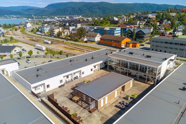 Fellesarealet på taket er bebygd med boder til hver leilighet, og i forlengelse av denne har borettslaget etablert et koselig, felles sitteområde. Det er snøsmelteanlegg og dekke av betonggulv.