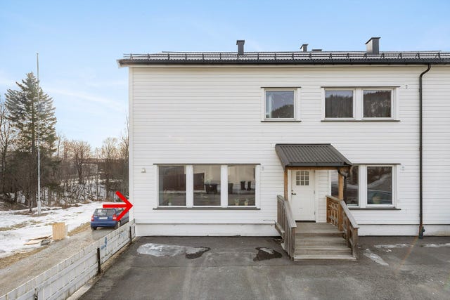 Leiligheten ligger i 1.etasje og deler inngangsparti med en annen leilighet.
