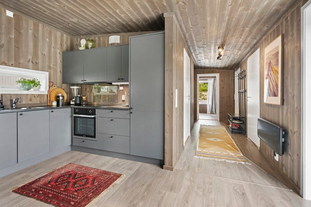 Moderne kjøkkeninnredning fra lokale Rodegård Interiør. Integrerte hvitevarer medfølger.