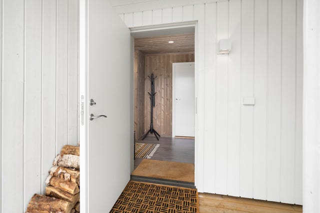 Velkommen inn via det takoverbygde inngangspartiet. I tilknytning til inngangspartiet er det en utvendig bod.