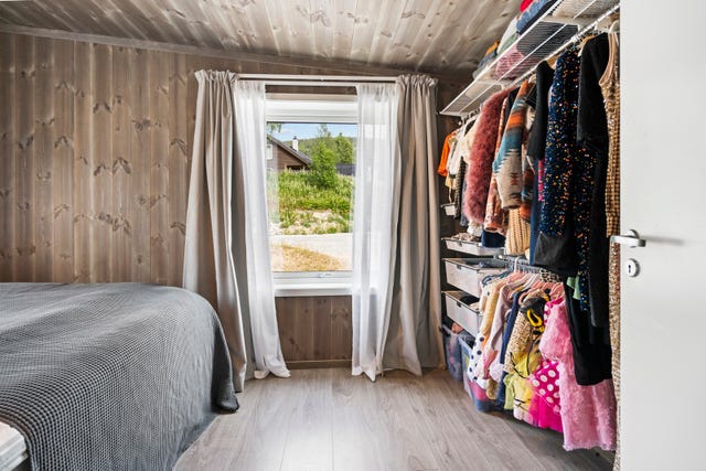 Plass til romslig garderobe.