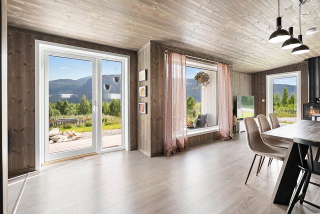 Boligen har utgang til terrasse både fra spisestue og stuen.