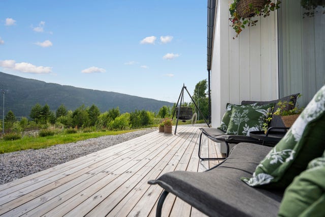 Solrik terrasse fra spisestuen.
