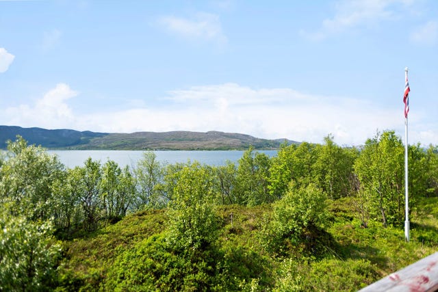 Velkommen til en sjønær hytte som ligger nydelig til i Sørfjorden. Den har 2 soverom, stue, og kjøkken i åpen løsning, (bad meddusjkabinett), gang og godt med bodplass. .jpg
