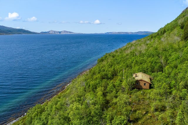 Hytte i Sørfjorden Naust  Strøm  Sommervann  Nydelig utsikt.