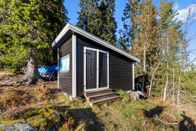 Uthus med lagringsplass, do-rom og dusj-rom