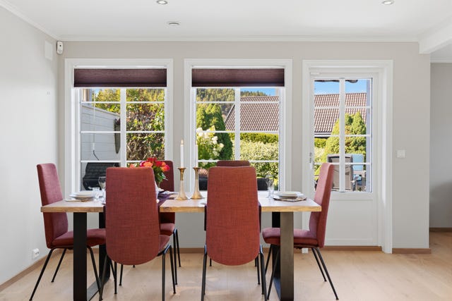 Vestvendt terrasse og hage utenfor stuen