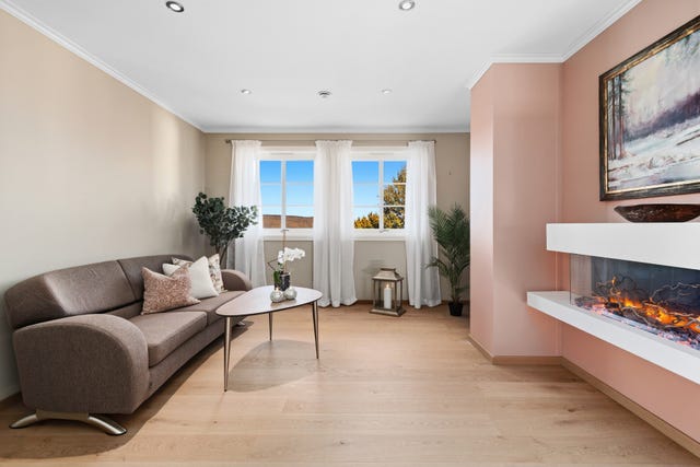 Stuen er nyoppusset i 2020 med nye 1-stavs eikeparkett gulv, nymalte vegger og tak med downlights