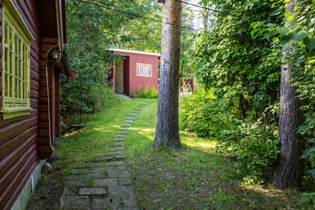 Liten bod ved inngangen til tomten