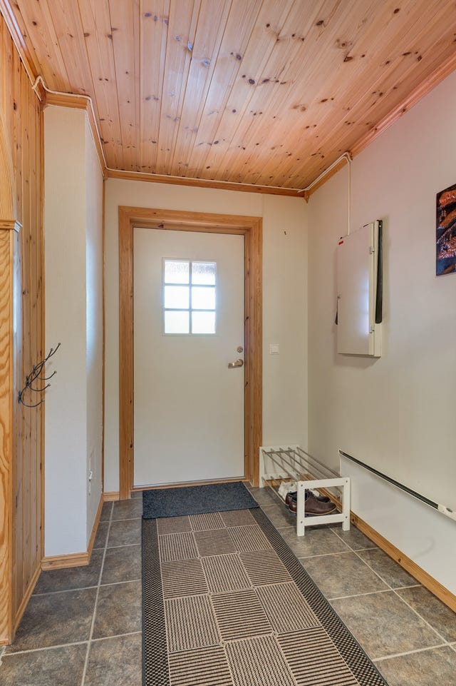 1. etasje er det en praktisk planløsning med hall med trapp, entré, gang, bad, stue/kjøkken, to soverom og to boder.