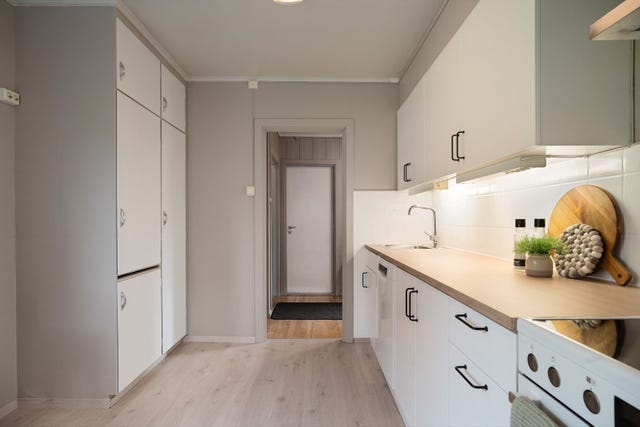I rommet er det lagt nytt gulv og veggoverflater er frisket opp med en tidsriktig beige farge.