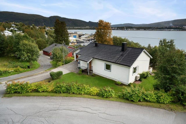 Eiendommen har en flott beliggenhet med utsikt mot fjorden og naturskjønne omgivelser.