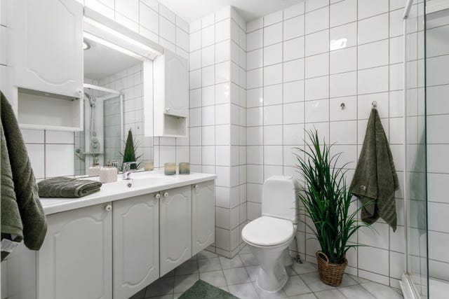 Pent, flislagt bad. Innredning med servant og wc