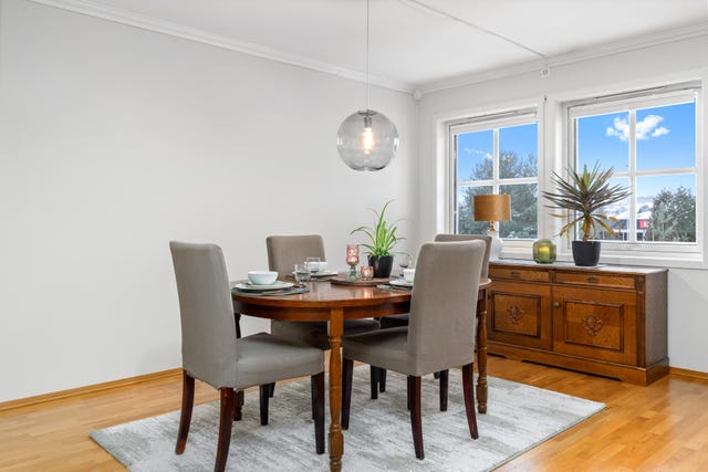 Spisestue med vinduer slipper inn godt med naturlig lys