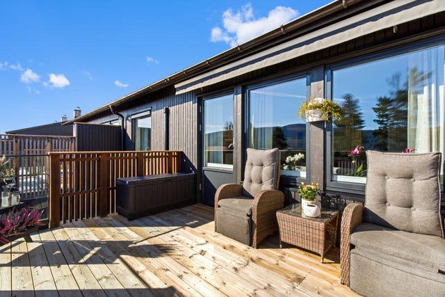 Romslig balkong utenfor stuen og stor (50 kvm) nyere terrasse med utgang fra soverom i underetasjen